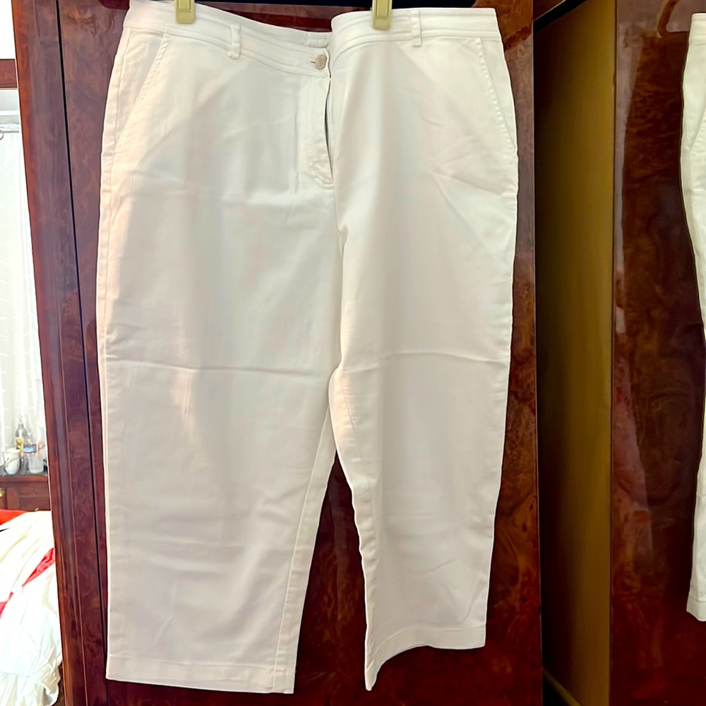 SALE!!!St. John white stretch jeans, Bermudas
